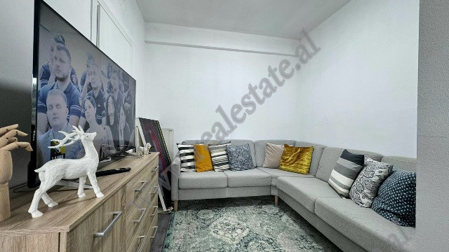 Apartament me qira ne rrugen Hamdi Sina ne Tirane.&nbsp;
Apartamenti pozicionohet ne katin e 5 te n